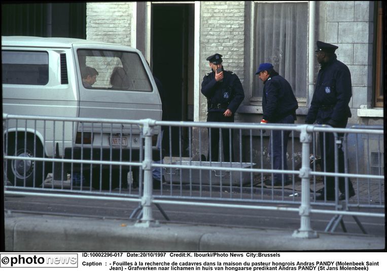 Grafwerken naar lichamen in een van de huizen van Pandy (St Jans Molenbeek). Beeld Photo News