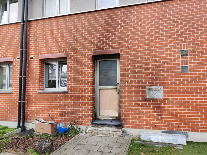 De deur van het pand was beschadigd en de muur was zwartgeblakerd.