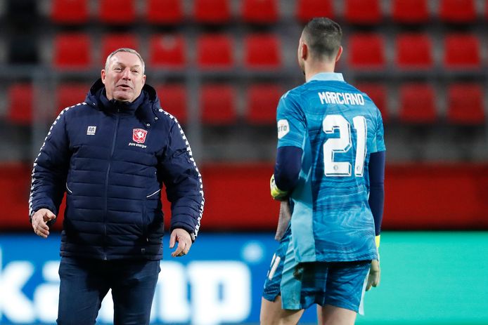 Ron Jans (l) complimenteerde Feyenoord-doelman Ofir Marciano (r).