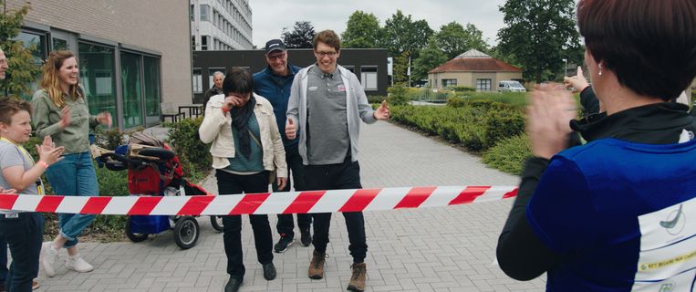‘Stig wordt vaak aangesproken, maar hij zal altijd tijd maken om een praatje te slaan met de mensen. Velen trekken zich op aan zijn verhaal.’ Beeld vrt