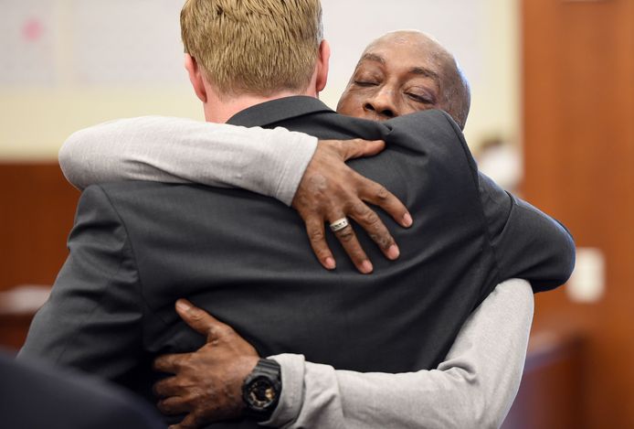 DeWayne Johnson omhelst een van zijn advocaten in de rechtbank na het horen van het verdict.