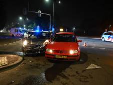Materiële schade bij botsing tussen twee auto's in Almelo