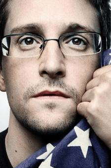 Poetin geeft klokkenluider Snowden Russisch paspoort 