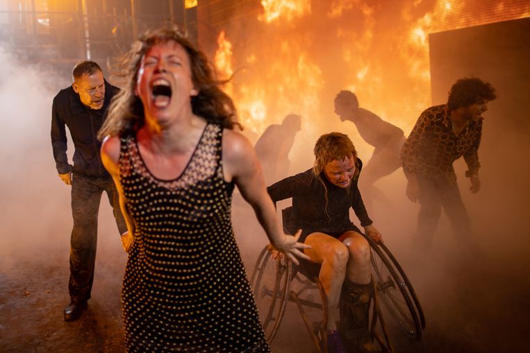 'Age of Rage', met vooraan Maria Kraakman als Kassandra, en rechts Janni Goslinga als Hekabe Beeld Jan Versweyveld