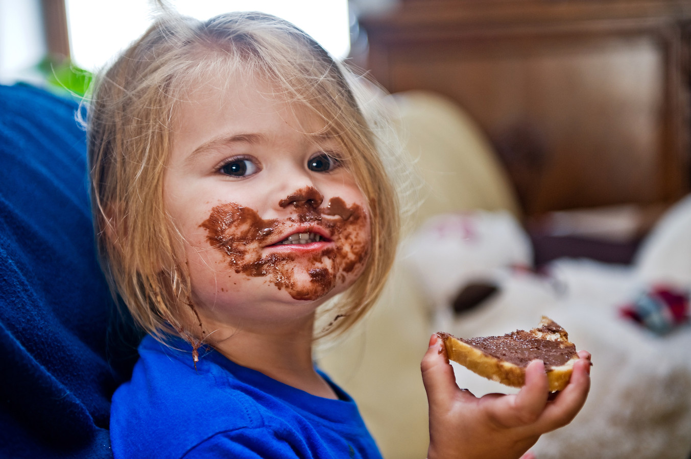 Люди едят какашки. Девочка испачканная шоколадом.