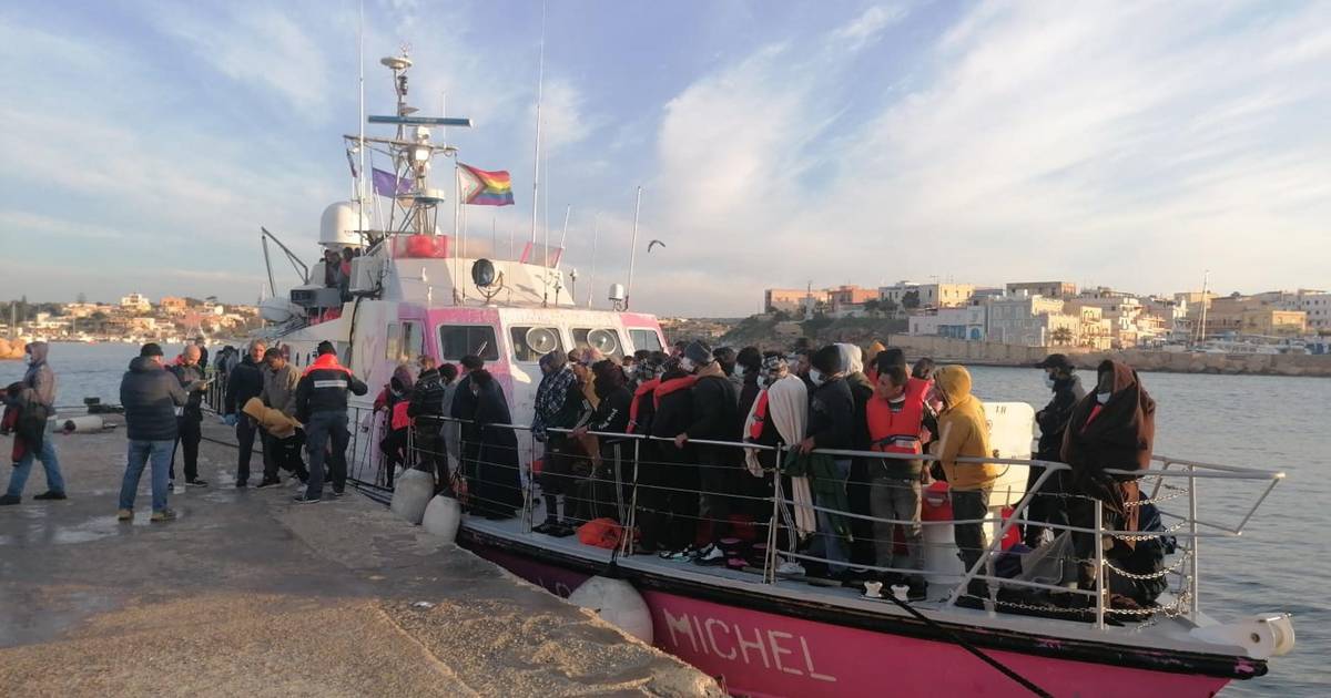 Более 800 мигрантов прибыли на лодке в Лампедузу, но по меньшей мере один человек погиб |  снаружи