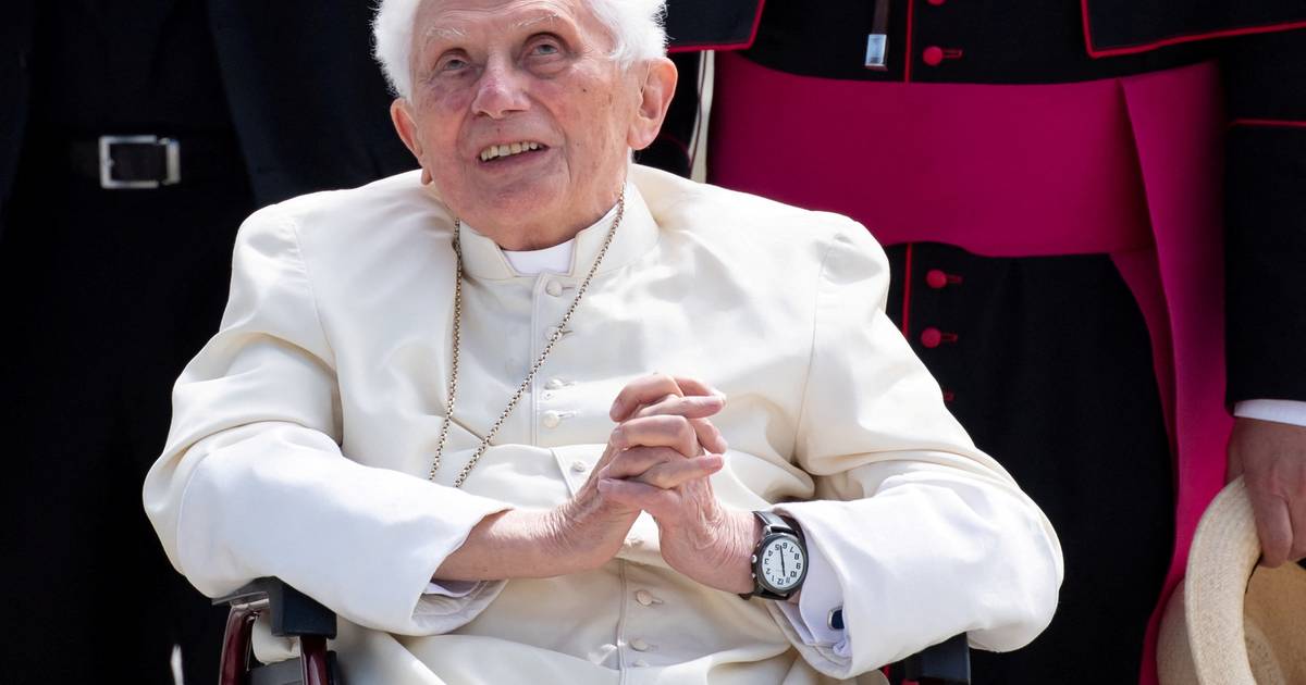 Ватикан: бывший Папа Бенедикт (95) «светлый и бодрствующий» за пределами страны