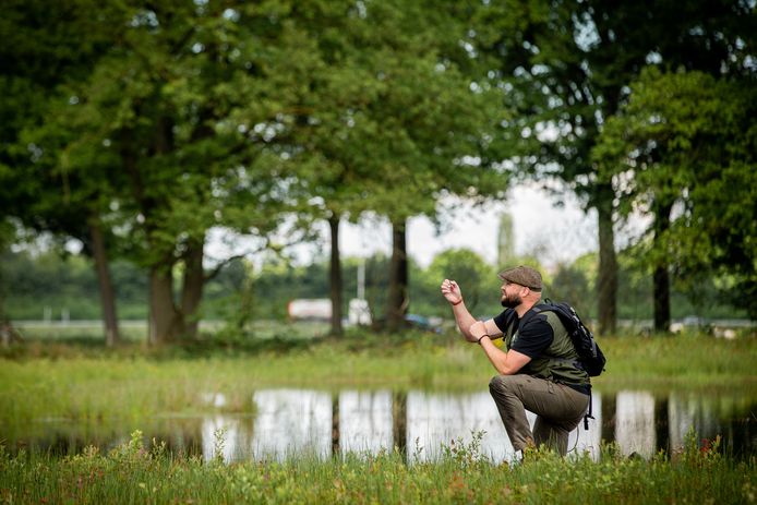 Boswachter Tim op de Overasseltse en Hatertse Vennen, in een oase van groen en water.