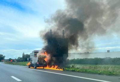 Spectaculair beeld: wagen brandt volledig uit op pechstrook van autosnelweg