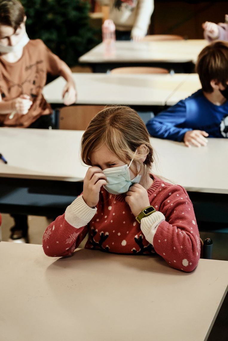 Een meisje met een mondmasker.  Beeld © Eric de Mildt