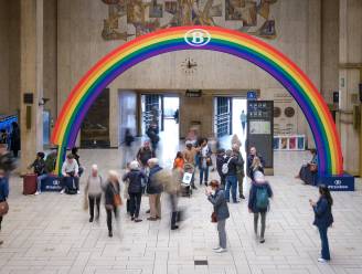 Extra kleur in Brussel-Centraal: gigantische regenboog voor Pride verwelkomt bezoekers in stationshal 