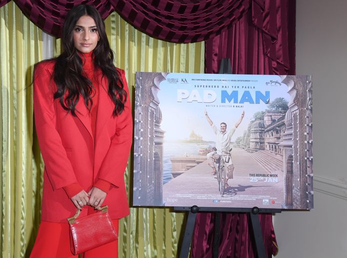 Actrice Sonam Kapoor met een promotieposter van de film 'Pad Man'.