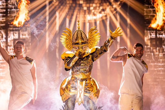 Wie verschuilt er zich achter de stoere Ridder uit ‘The Masked Singer ...