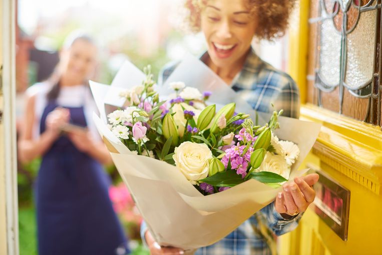 Waarom je altijd bloemen op tafel moet hebben staan | Margriet