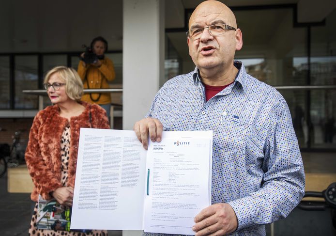 Paul van Buitenen met het proces verbaal oktober vorig jaar, nadat hij aangifte heeft gedaan tegen de overheid.
