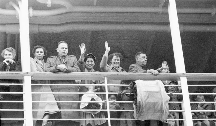 Nel (vijfde van links) zwaait een afscheidsgroet aan boord van het passagiersschip Oranje bij vertrek vanuit Amsterdam naar Indonesië, 20 november 1953 - foto uit boek 'De vader van Grace'.