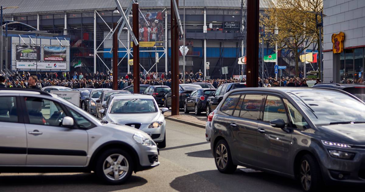 Supporters moeten verder lopen naar de Kuip parkeren in wijk naast stadion niet mogelijk