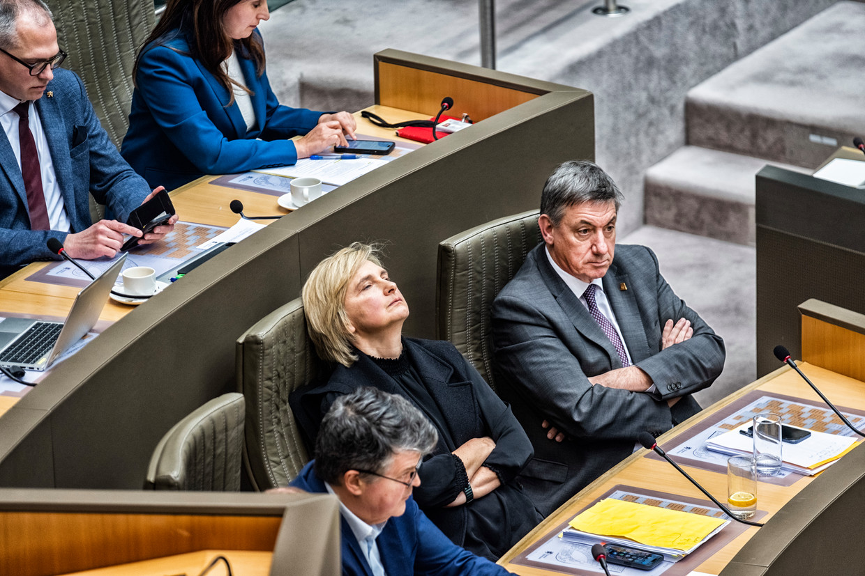 Bij minister Crevits is het kookpunt bereikt.  Ze haalt uit naar Jambon, haar buurman die een armlengte verder zit. Beeld Tim Dirven
