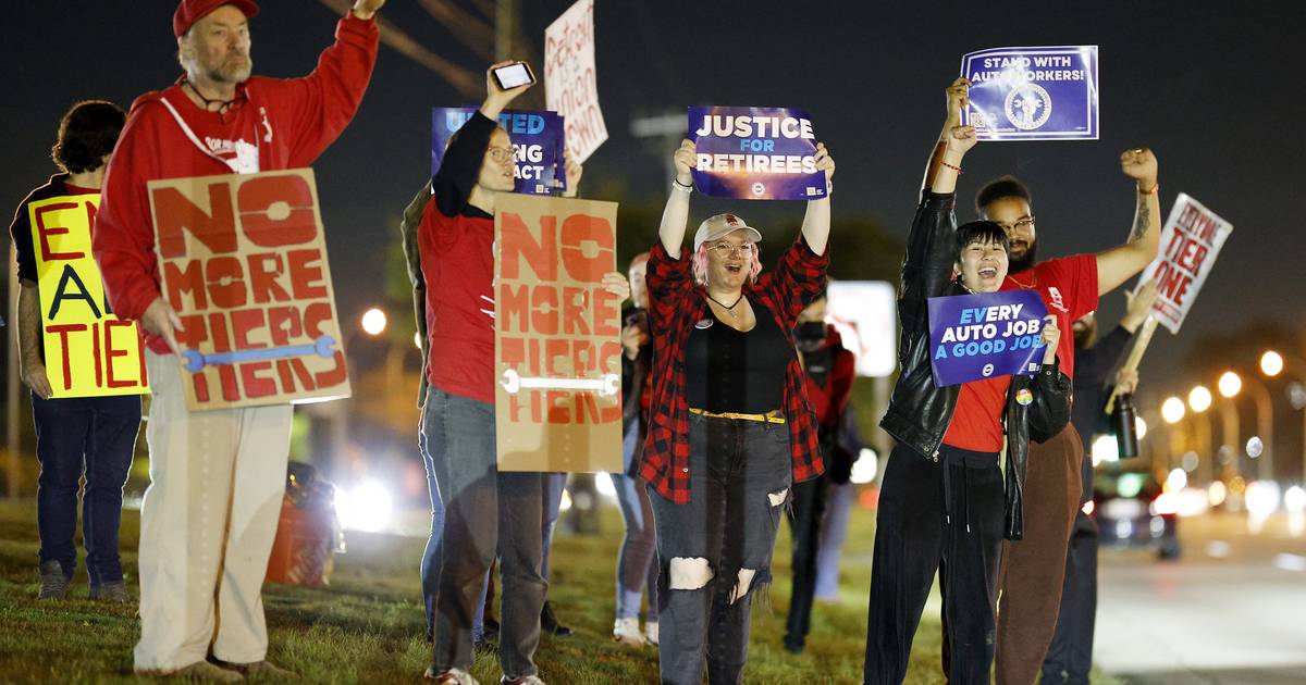 America’s largest auto manufacturers strike: Nearly 13,000 workers walk off the job |  Abroad