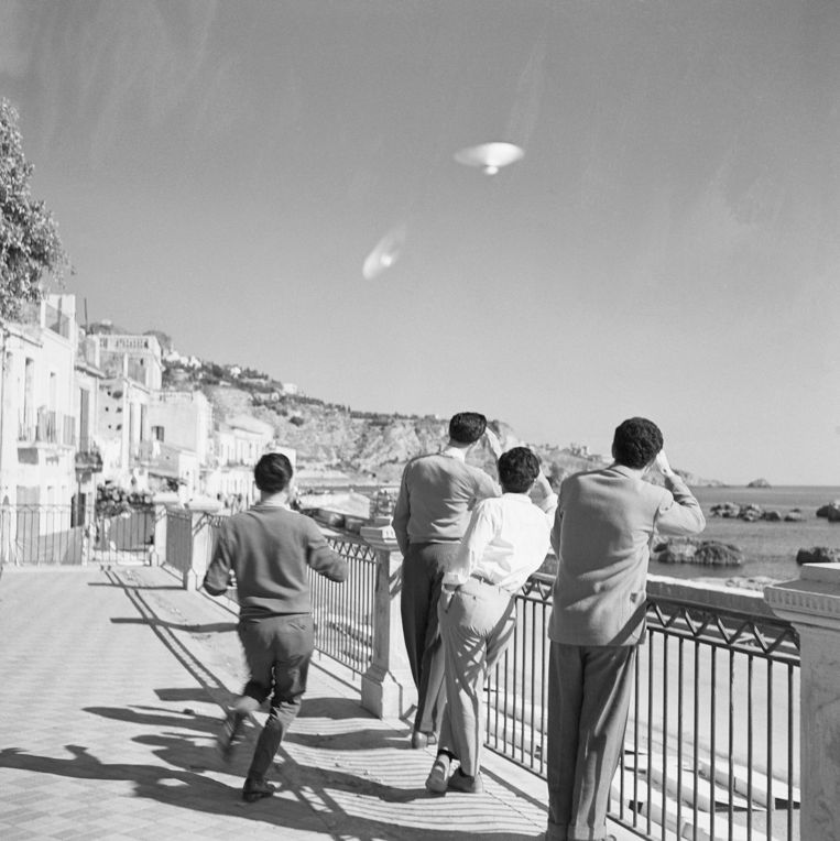 Oktober 1954, Sicilië: ufo's gespot! Michael Shermer mag ook ufo-kijkers graag op de korrel nemen. Beeld Corbis
