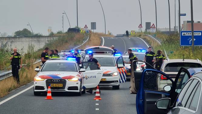 Ontvoerde ex-vrouw (23) uit auto bevrijd na lange achtervolging door Brabant, politie lost schoten