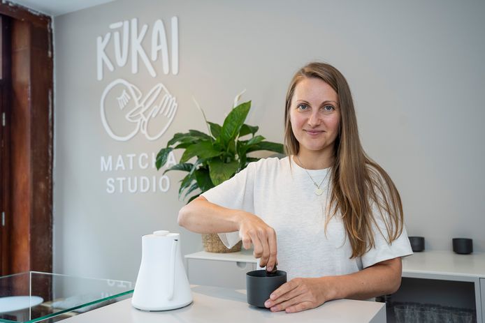De Litouwse Leila Abasova (36) verhuisde na tien jaar Amsterdam naar Antwerpen. Ze opende recent haar eigen zaak Matcha Studio Kukai op het Falconplein.