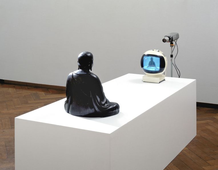‘TV buddha’ van Nam June Paik, te zien in het Stedelijk Museum. Beeld Stedelijk Museum