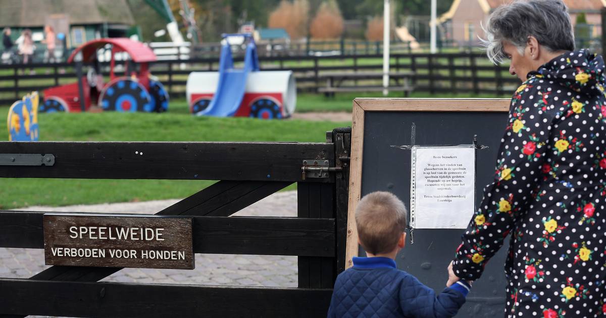 Speeltuin dicht door glasscherven in zand