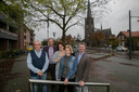 V.l.n.r. Cor van Rijsingen van de wijkraad Mierlo-Hout en de ondernemersvereniging, projectleider Alex Sievers, Ingeborg Schrama van QliQ, Anke Kuijpers van Savant Zorg en Joost Lobée van Woningstichting Compaen op het plein bij de Hoofdstraat in Mierlo-Hout.