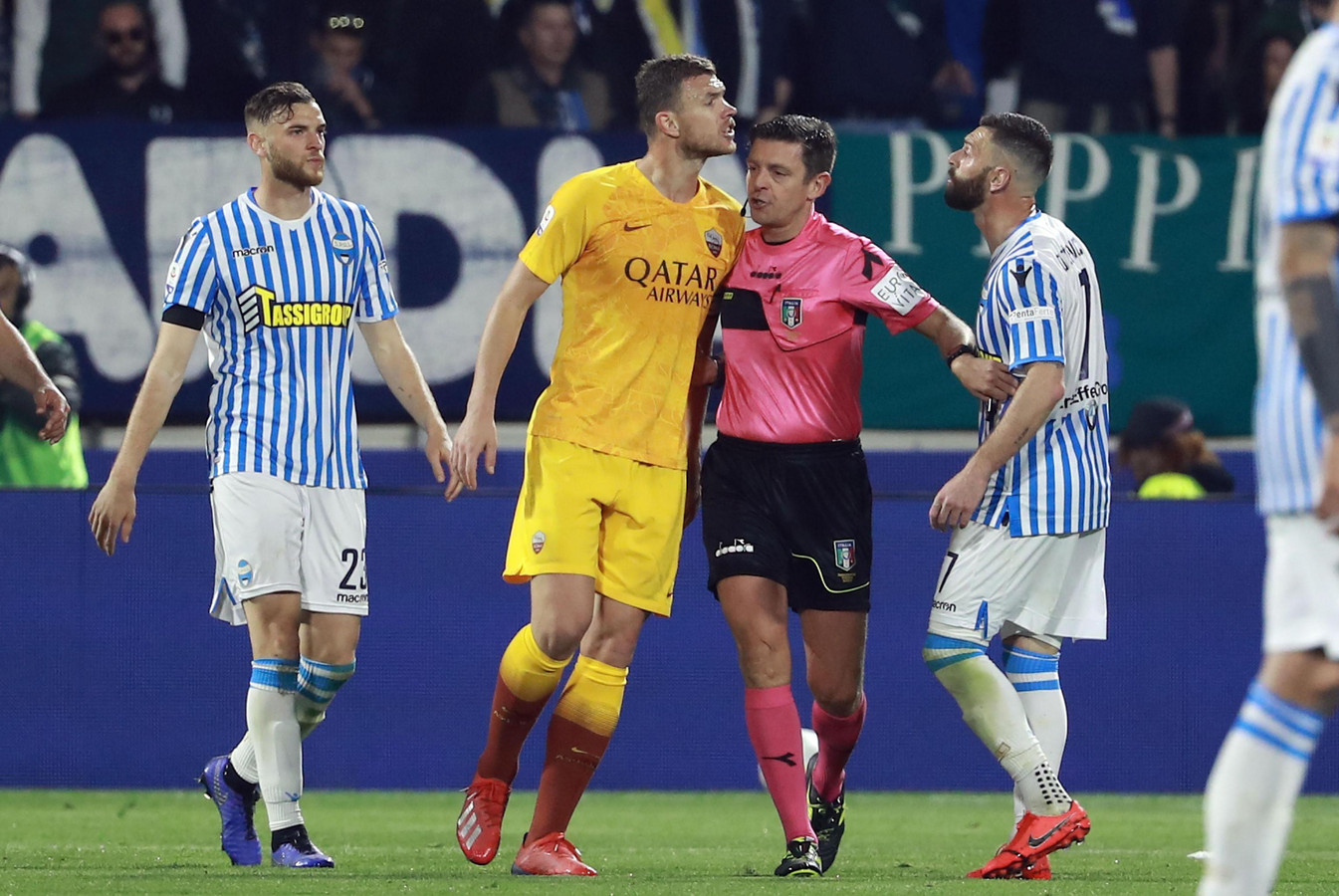 Edin Dzeko van AS Roma zoekt de confrontatie op met een tegenstander.