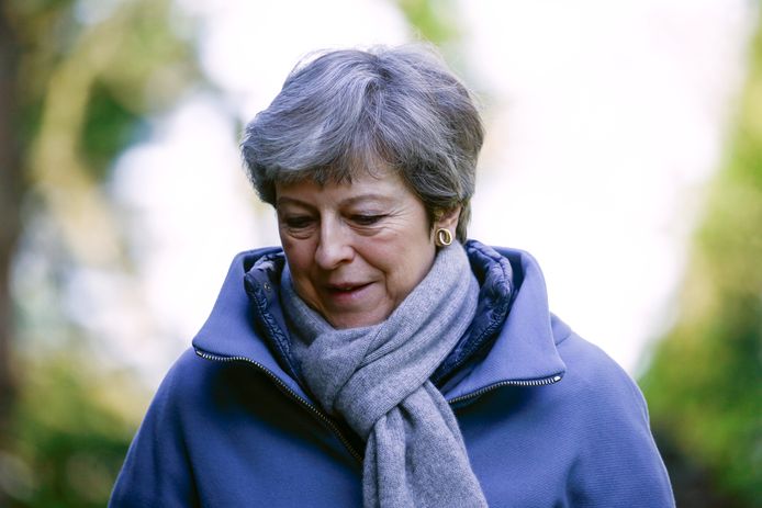 Rebellerende leden van haar kabinet willen de Britse premier, Theresa May, snel tot aftreden dwingen omdat zij van de onderhandelingen over Brexit ‘een zootje’ heeft gemaakt.