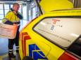 Een medewerker van het Erasmus MC vertrekt voor het transport van een orgaan