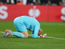 Sevilla-keeper na aanval door PSV-fan opnieuw geraakt door fan, Turkse hooligan breekt neus Fiorentina-speler