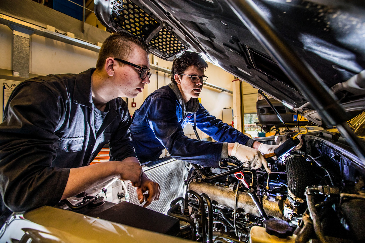 Opleiding autotechniek Aventus in Apeldoorn. Leerlingen aan het monteren. Beeld Hollandse Hoogte