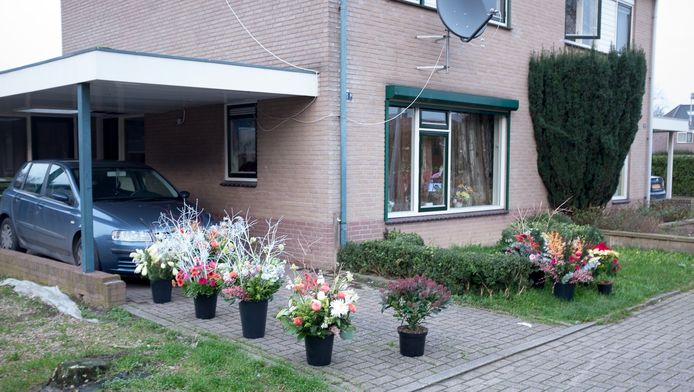 Een Somalisch gezin, dat slachtoffer werd van een racistische aanval, is zondagmiddag verrast door een bloemenzee