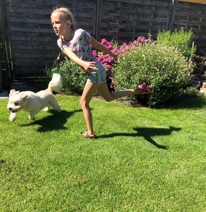 KLEINDOCHTERS
Kleindochter Eva speelt met onze hond Kas, schrijft T. de Groote uit Breskens. De foto werd echter gemaakt door Eva’s zusje Lieke van 8 jaar.