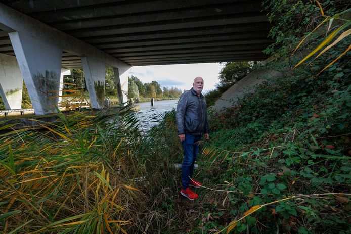Harm bij de plek waar de inbrekers hun buit tijdelijk hadden verstopt.