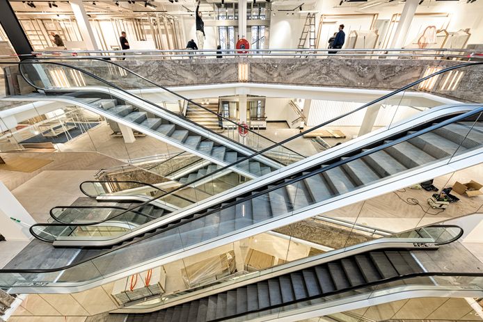 Zo'n 130 bouwvakkers werken aan de renovatie van het pand.