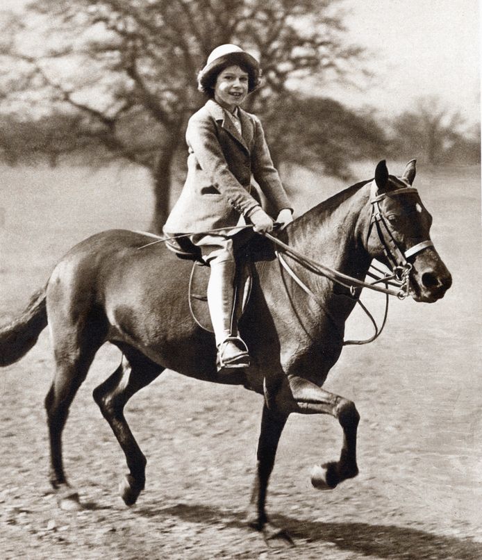 Queen Elizabeth op haar paard in 1930.