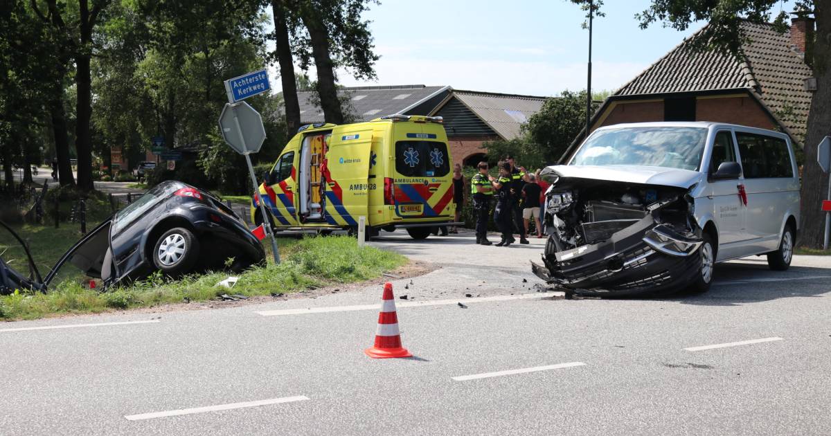 Auto belandt in greppel door botsing bij Lieren: bestuurster gewond.