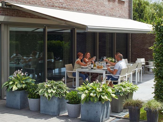 Avec une pergola, un toit de terrasse ou un arbre ou un arbuste bien placé, vous empêchez également les rayons du soleil d’entrer directement dans la maison.