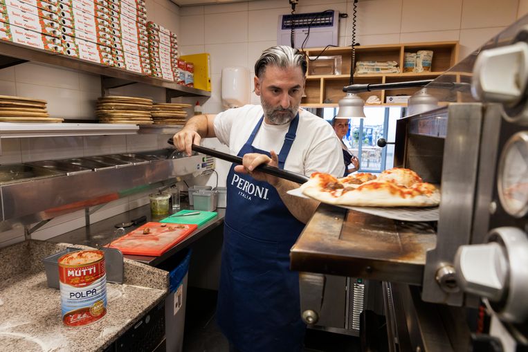 Medewerker Zoran Gavrilovic in de keuken van pop-uprestaurant Boofoor, in de jachthaven aan het Veluwemeer. Beeld Herman Engbers