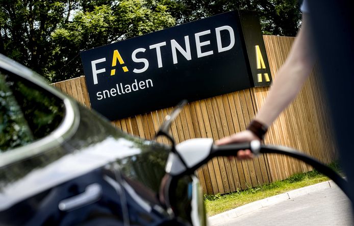 Een elektrische auto bij een snellaadstation van FastNed
