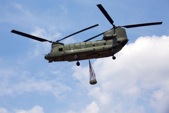 Chinooks op vliegbasis Gilze-Rijen tijdens een oefening voor de inzet bij bosbranden in Nederland.