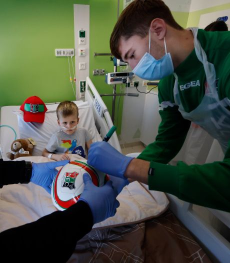 Zieke Siebe krijgt gesigneerde bal van NEC-keeper tijdens bezoek profvoetballers aan ziekenhuis