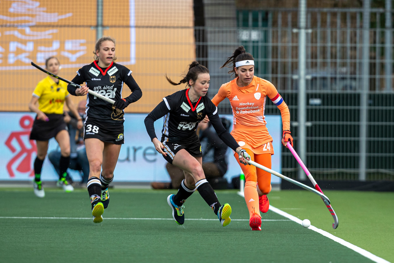 Eva de Goede in actie tijdens de FIH Pro League wedstrijd Nederland - Duitsland in het Wagener Stadion.