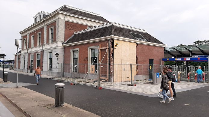 Een muur is nog gestut, een zijgevel provisorisch gedicht. Maar de komende maanden moet het stationsgebouw er weer bovenop komen.