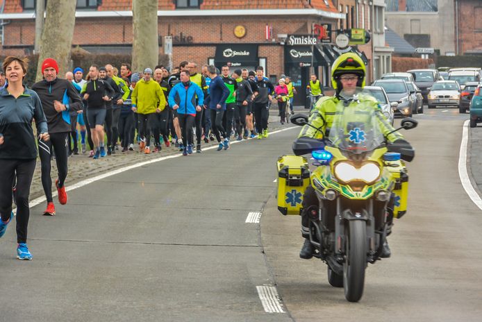 De Sylvesterloop enkele minuten na de start aan het voetbalstadion van KSK Geluwe.