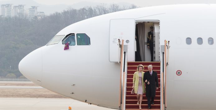 Koningin Mathilde en Koning Filip verlaten het vliegtuig in Seoel.  BELGA PHOTO BENOIT DOPPAGNE