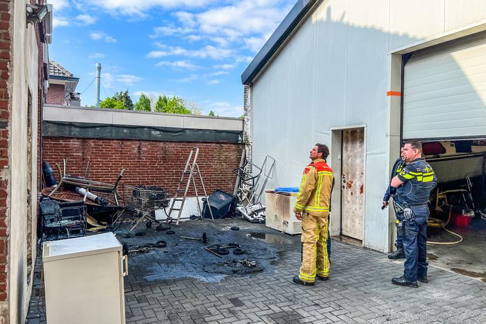 In een container achter een woning aan de Leenderweg in Eindhoven is dinsdag aan het eind van de middag brand ontstaan.